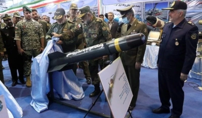 El misil Shafaq, pesa 48 kilogramos, mide 190 centímetros de largo y tiene un alcance de 20 kilómetros.