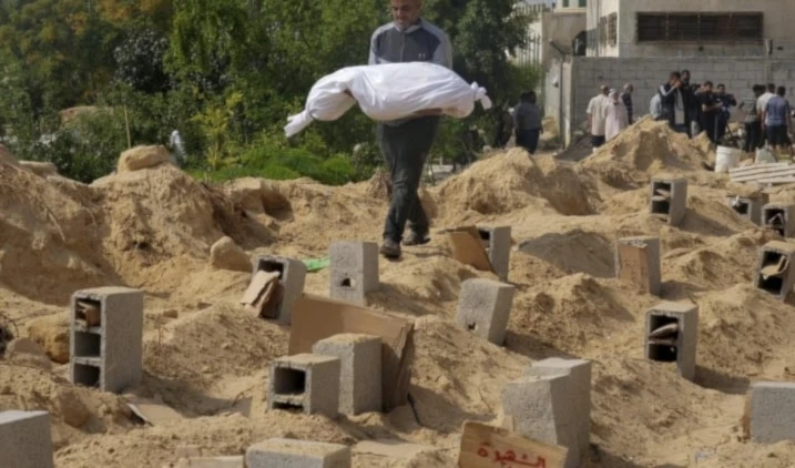 Un palestino entierra a uno de los mártires como resultado del bombardeo israelí en el cementerio de Deir al-Balah en el centro de la Franja de Gaza (AP)