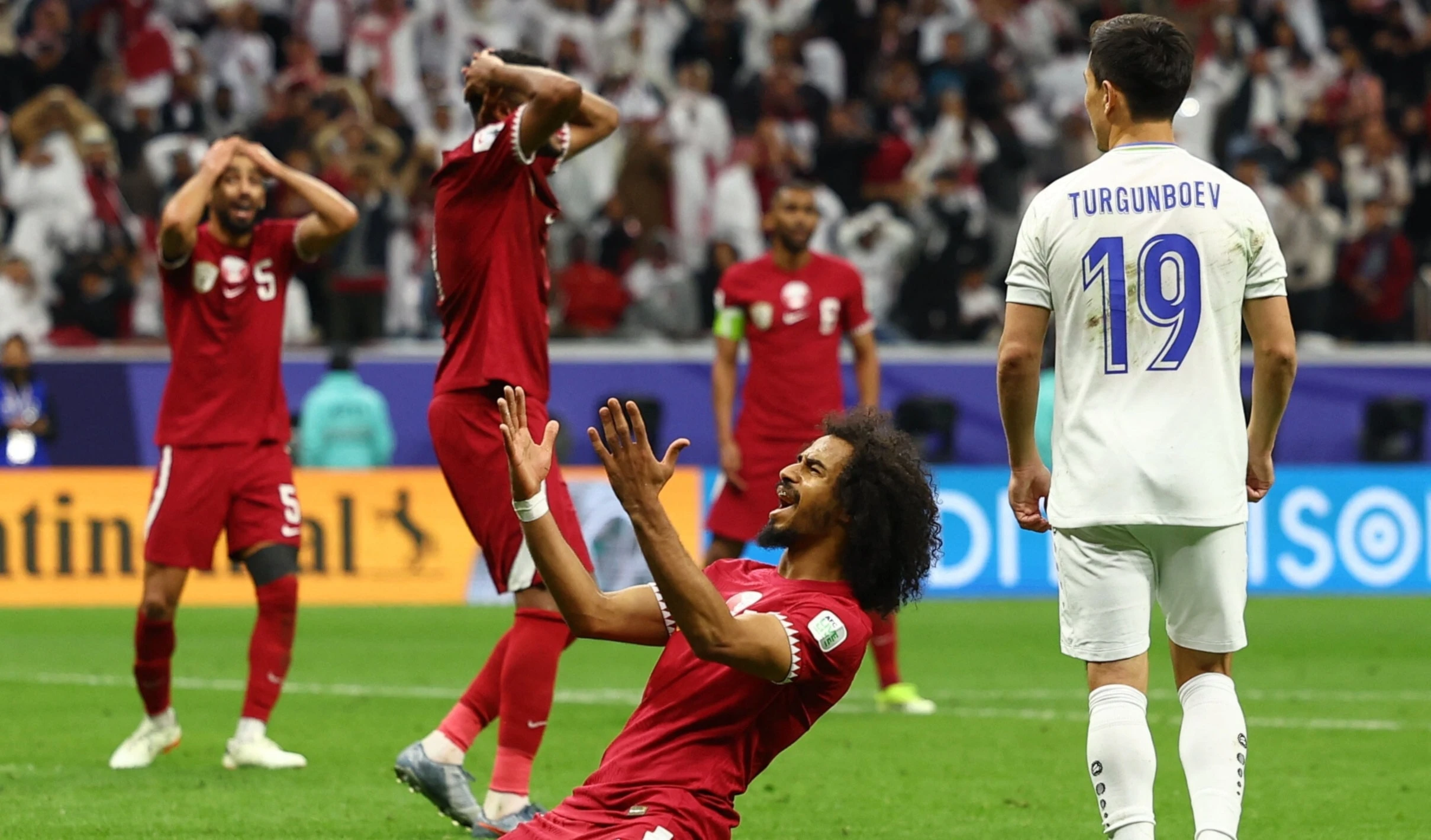 Qatar e Irán avanzan a semifinales en Copa Asiática de fútbol.