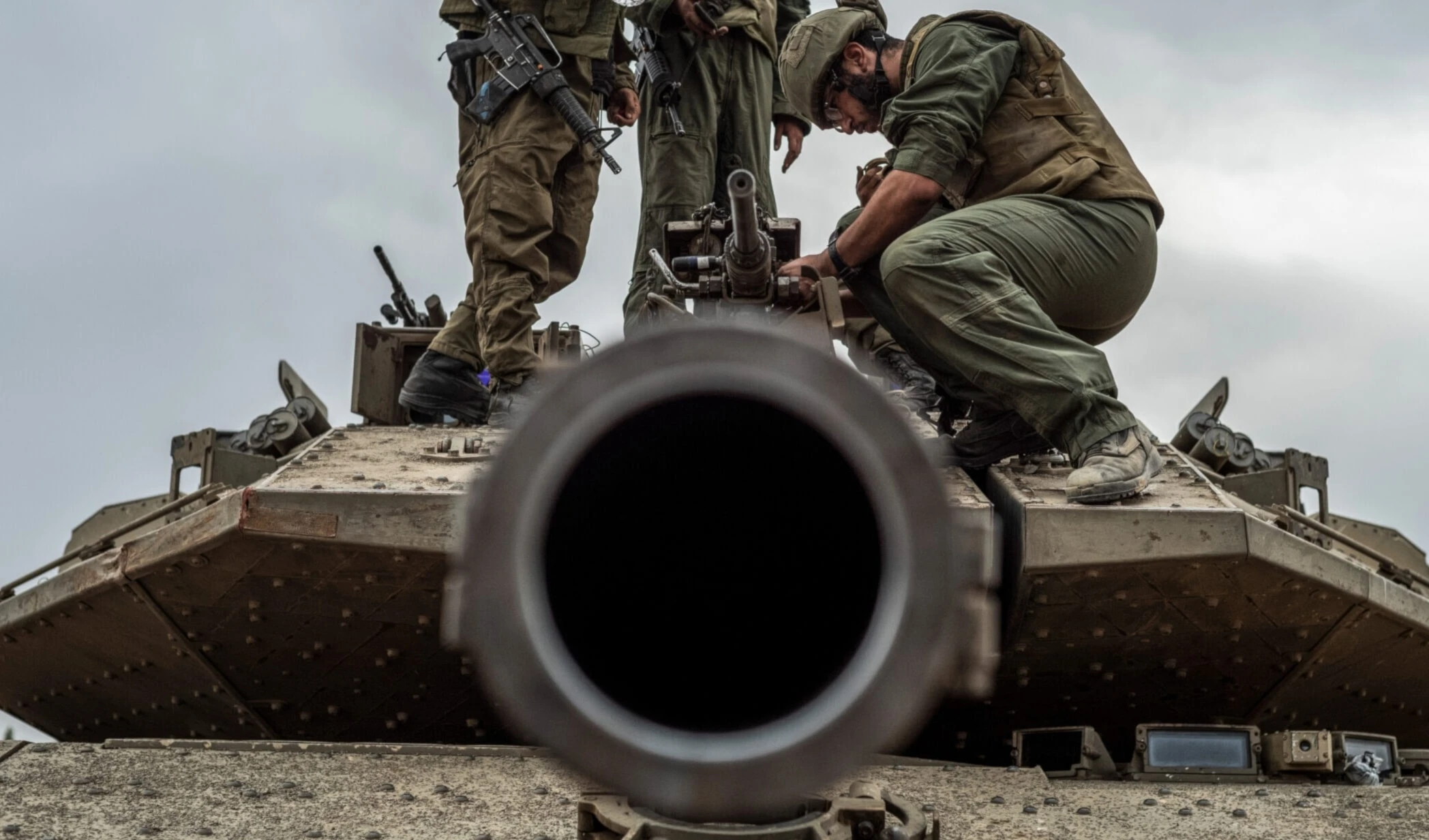 “Israel” enfrenta las consecuencias de su guerra brutal en Gaza y un declive sin precedentes en su imagen a nivel mundial, con acusaciones de genocidio contra los palestinos y la comisión de crímenes de guerra. “Israel” enfrenta las consecuencias de su guerra brutal en Gaza y un declive sin precedentes en su imagen a nivel mundial, con acusaciones de genocidio contra los palestinos y la comisión de crímenes de guerra.