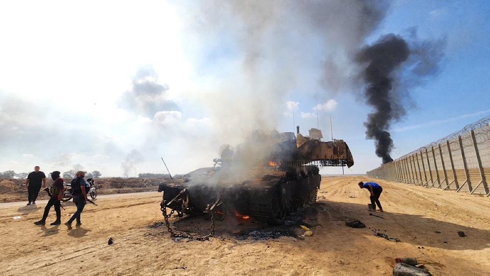 Combatientes de Hamas destruyen un tanque Merkava israelí.