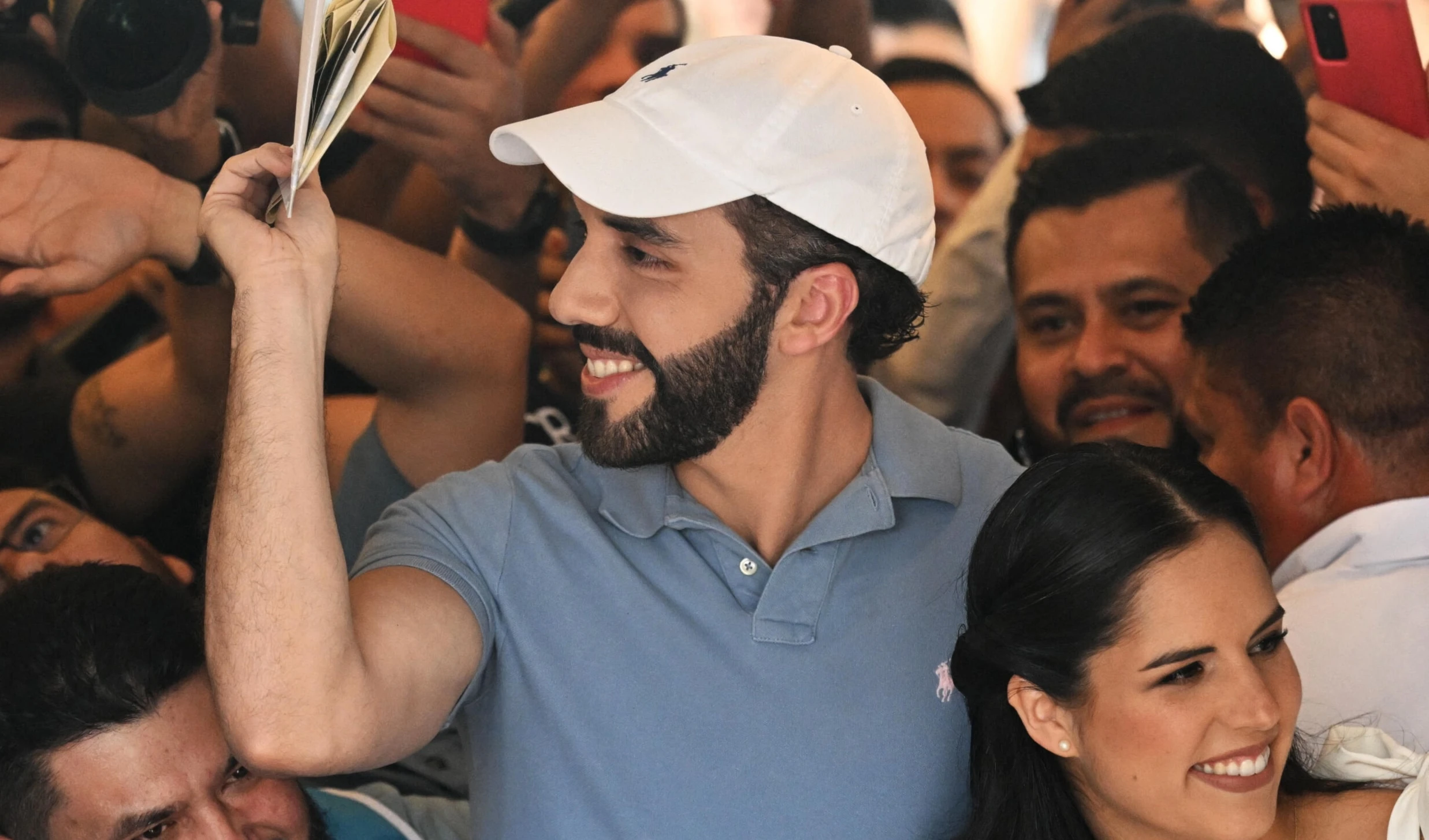 Presidente de El Salvador celebra su reelección