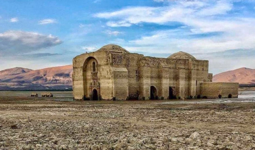 Iglesia del siglo XVI emerge de las aguas en México Iglesia del siglo XVI emerge de las aguas en México