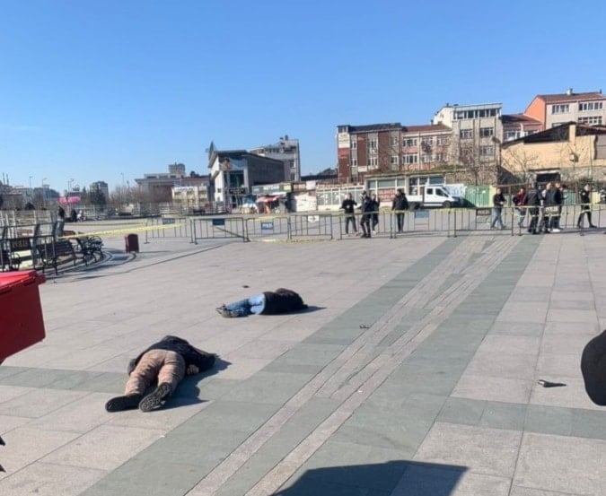 Los dos atacantes fueron abatidos por las fuerzas del orden. 