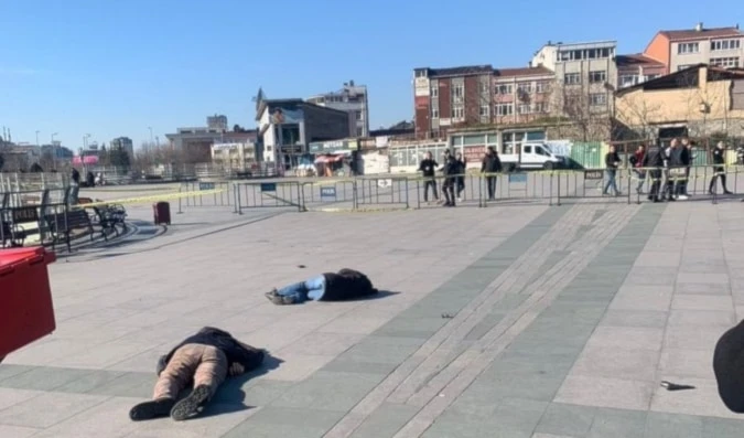 Los dos atacantes fueron abatidos por las fuerzas del orden. Los dos atacantes fueron abatidos por las fuerzas del orden.