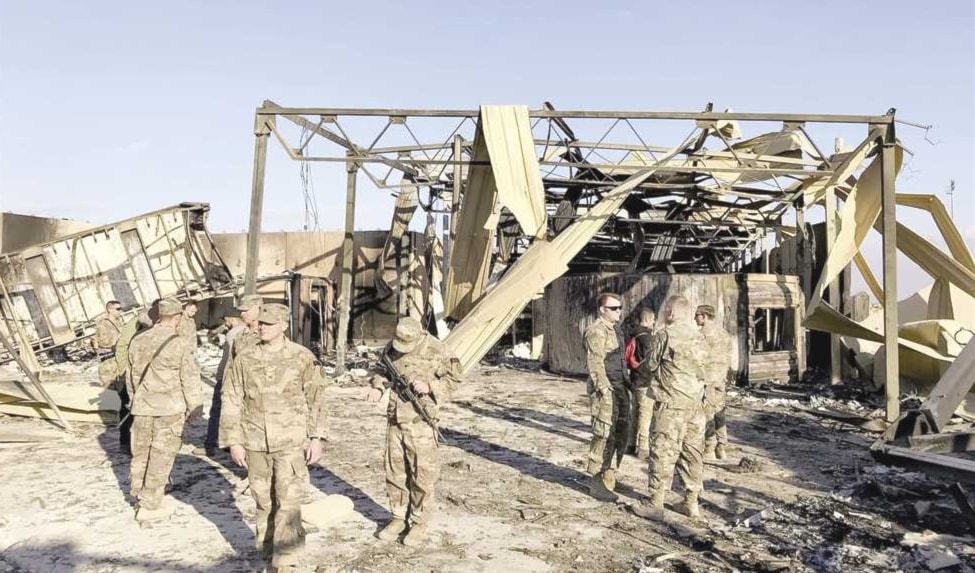 Soldados estadounidenses observan la destrucción ocurrida en la base de Ain al-Assad en Irak tras los ataques de la resistencia.