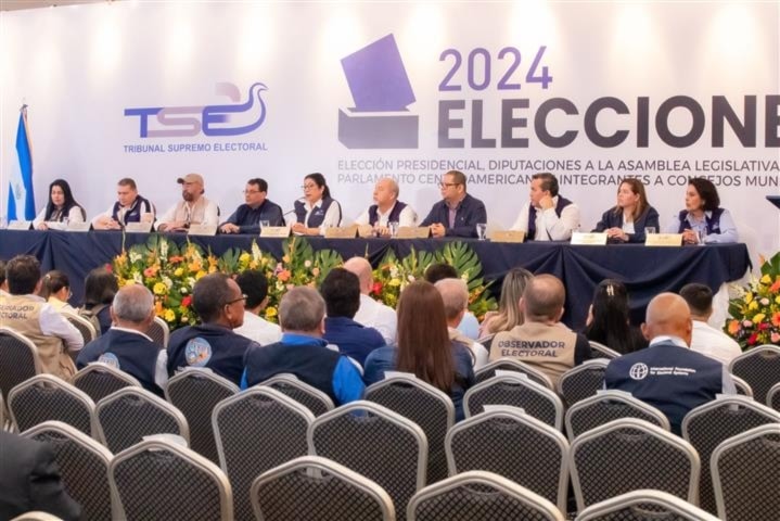 Presidenta de tribunal electoral promete investigar en El Salvador