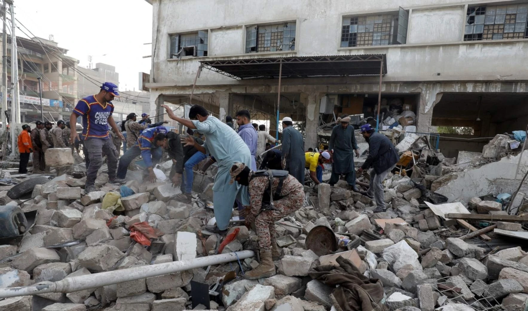 Reportan víctimas tras atentados en Pakistán en vísperas de elecciones.