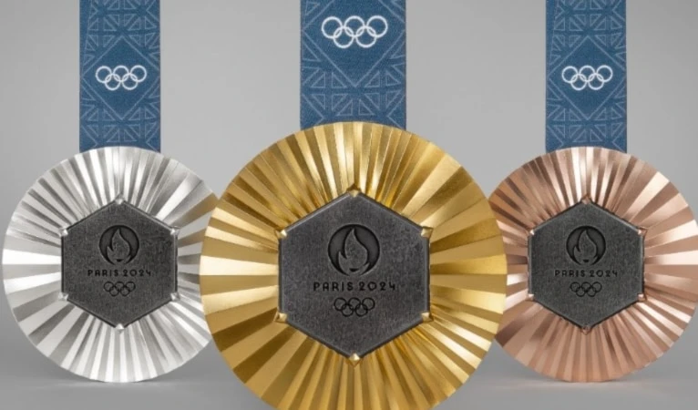 Revelan medallas que se entregarán en Juegos Olímpicos de París.