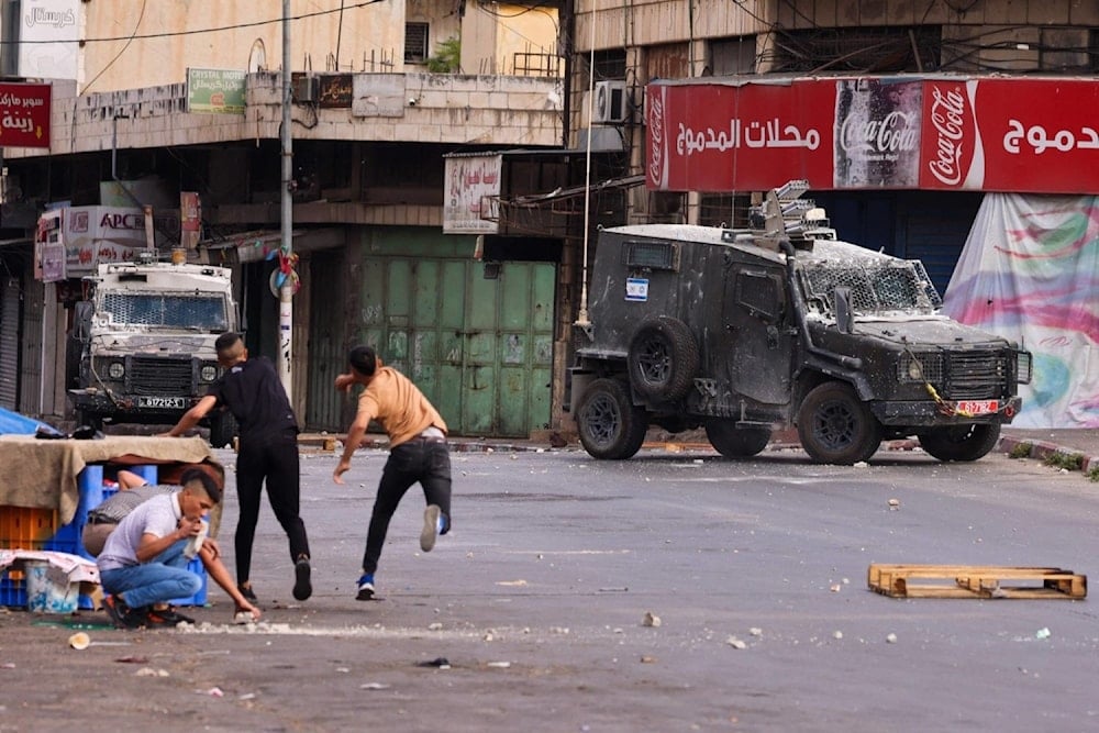 Jóvenes palestinos enfrentan a las fuerzas de ocupación en varios puntos de Cirsjordania.