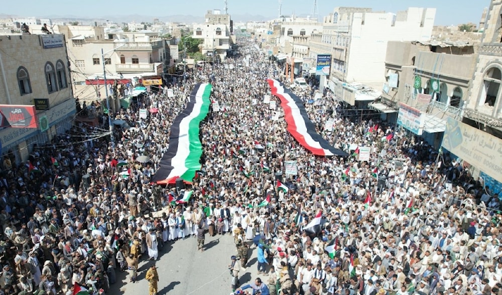 Las calles de Saada reciben a miles de yemenitas que muestran su apoyo a Palestina. 