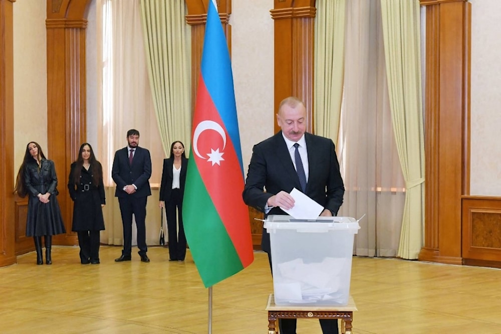 Ihma Aliyev emitió su derecho al voto. 