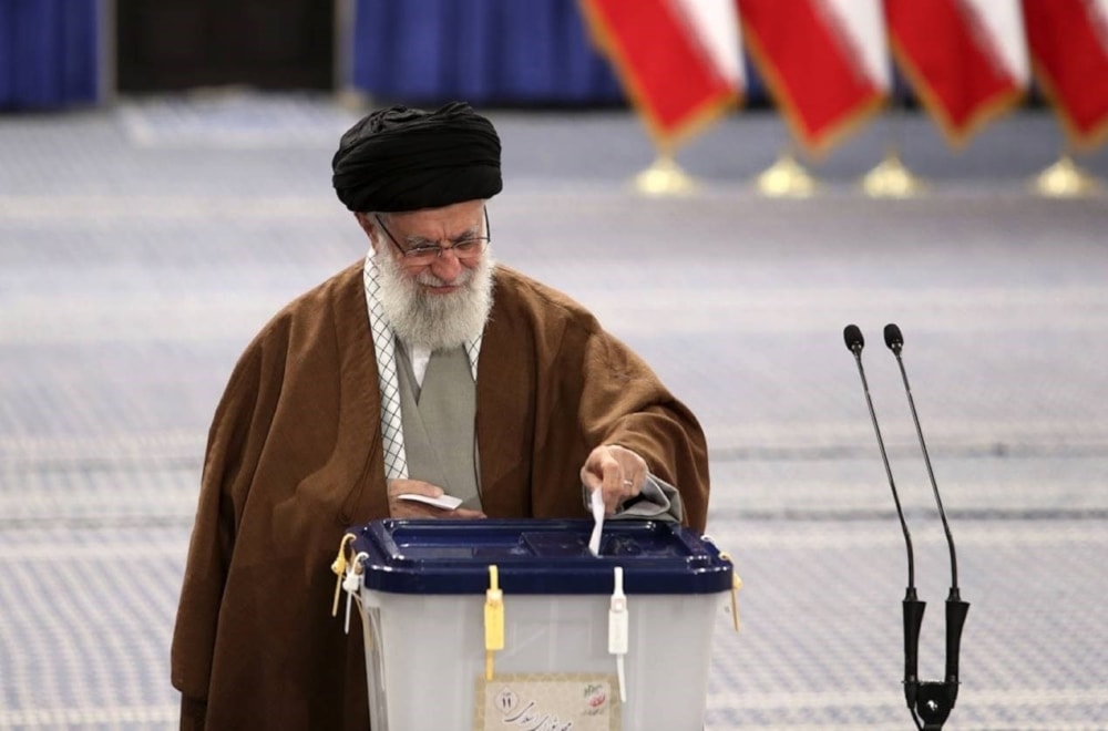 Líder de la Revolución y de la República Islámica, Sayyed Ali Khamenei, ejerciendo el voto