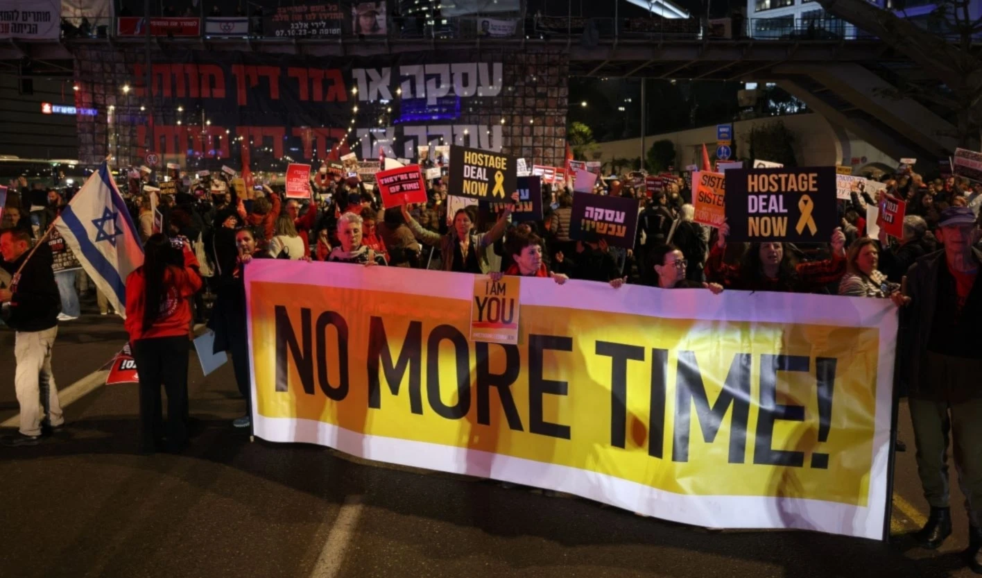 Manifestaciones israelíes exigen llegar a un acuerdo con la Resistencia palestina por la liberación de los prisioneros. Manifestaciones israelíes exigen llegar a un acuerdo con la Resistencia palestina por la liberación de los prisioneros.