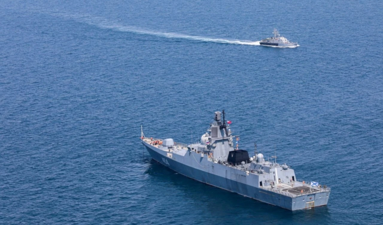 Buques militares de Irán, Rusia y China durante maniobras en el océano Índico.