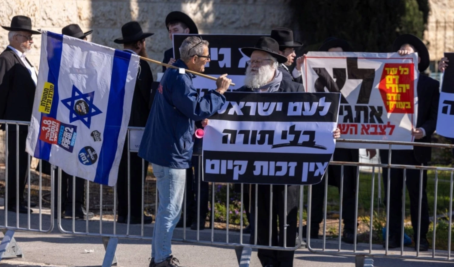 Oposición de "Israel" cataloga a Netanyahu de creador de mentiras. Oposición de "Israel" cataloga a Netanyahu de creador de mentiras.