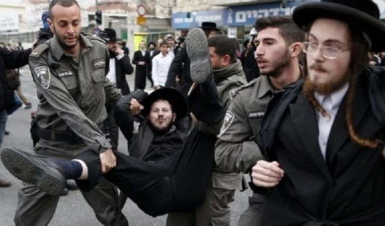 Cientos de judíos ultraortodoxos están manifestados y protagonizan fuertes enfrentamientos con la policía, mientras corean: “Morimos, no nos alistamos”. Cientos de judíos ultraortodoxos están manifestados y protagonizan fuertes enfrentamientos con la policía, mientras corean: “Morimos, no nos alistamos”.