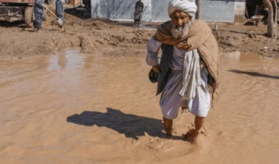 El Ministerio de Gestión de Desastres de Afganistán declaró que se repartirán ayudas a las personas afectadas por los torrenciales. El Ministerio de Gestión de Desastres de Afganistán declaró que se repartirán ayudas a las personas afectadas por los torrenciales.