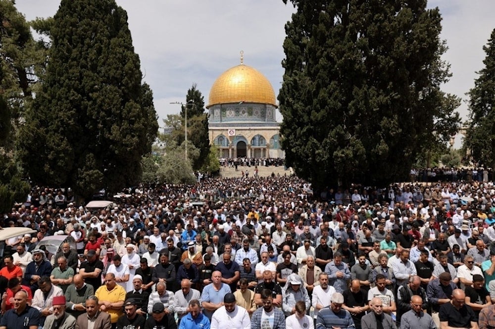 Miles de palestinos realizan sus oraciones del viernes en los patios de la  Mezquita Al-Aqsa.