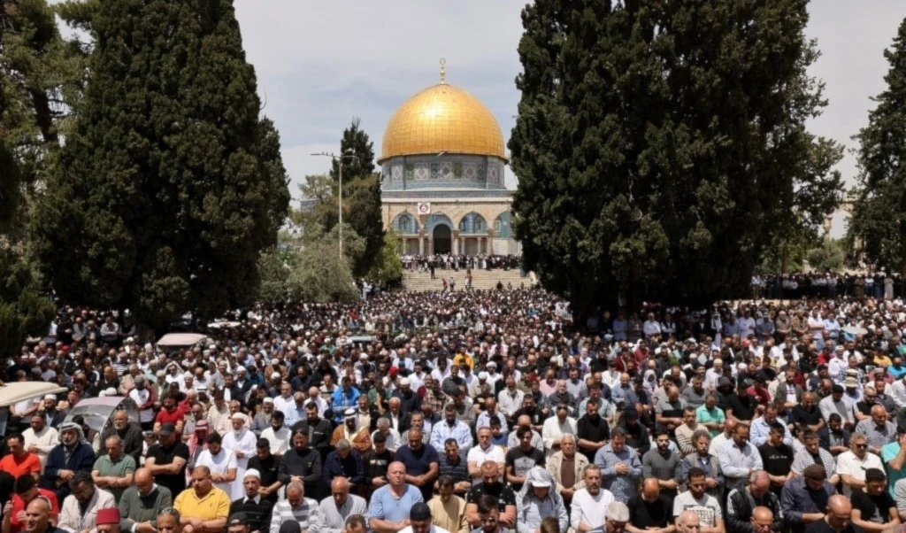 Miles de palestinos realizan sus oraciones del viernes en los patios de la  Mezquita Al-Aqsa.