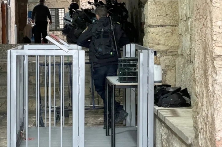 Las fuerzas de ocupación colocaron barricadas de hierro en torno a la Mezquita de Al-Aqsa.