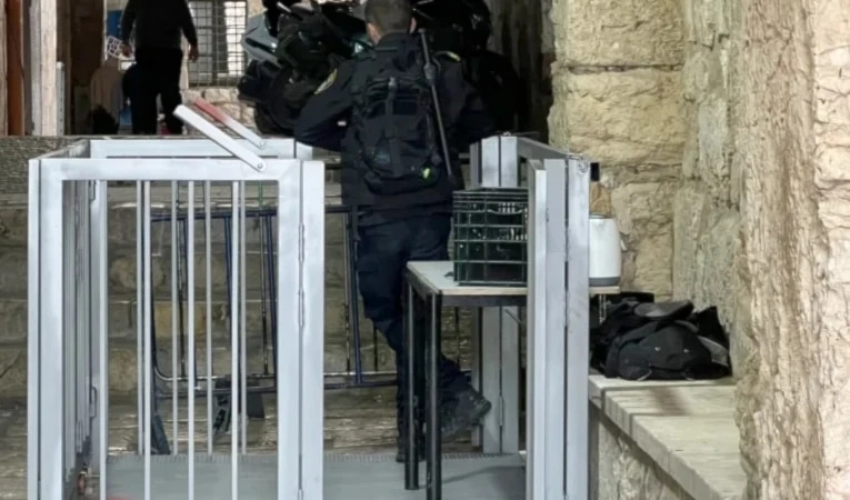 Las fuerzas de ocupación colocaron barricadas de hierro en torno a la Mezquita de Al-Aqsa.
