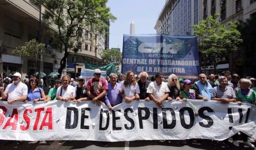 Los gremios exigen al gobierno de Javier Milei detener los despidos masivos a los trabajadores estatales.