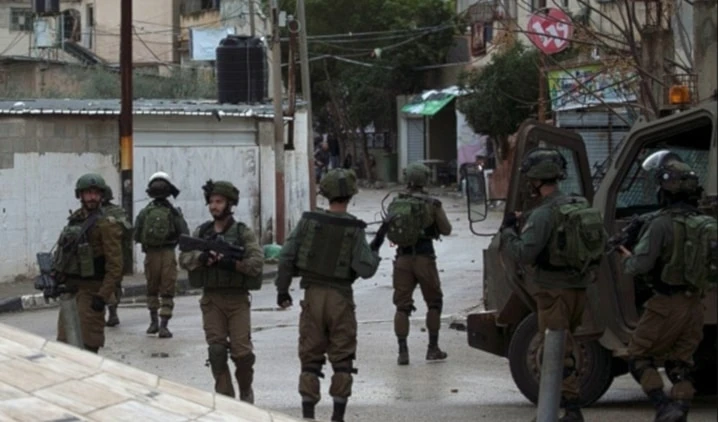 Las tropas sionistas irrumpieron desde varios ejes en las ciudades y patrullaron sus vecindarios.