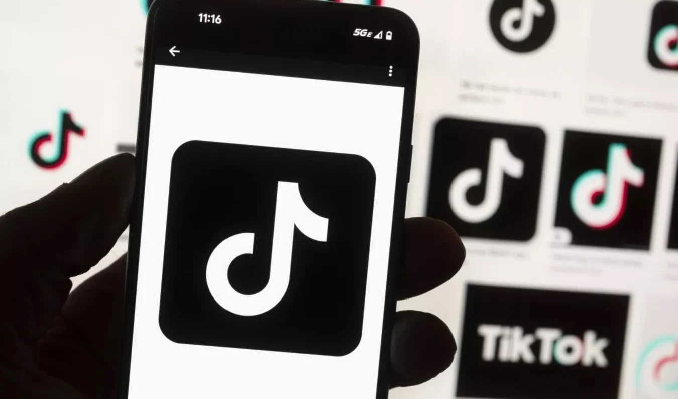 Italia multó a TikTok con 10 millones de euros por retos autolesivos. Foto: AP.