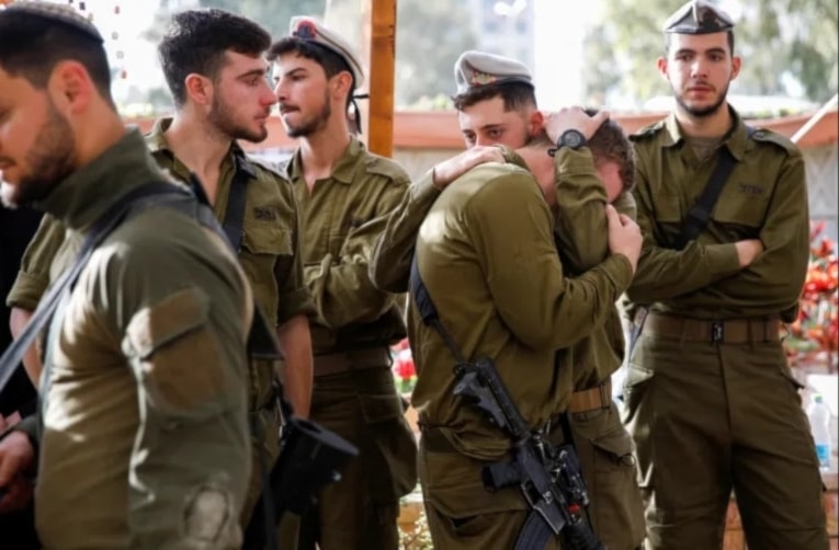 Soldados israelíes en el funeral de un compañero. 