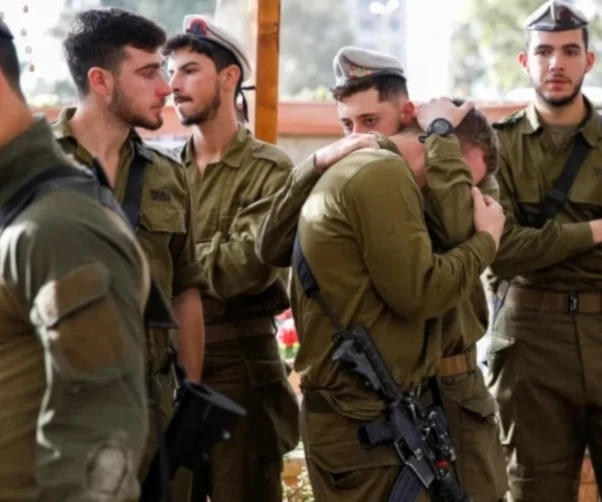 Soldados israelíes en el funeral de un compañero.