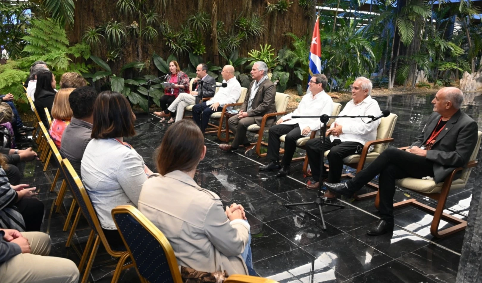 Presidente de Cuba dialoga con participantes del III Coloquio Patria en el Palacio de la Revolución.