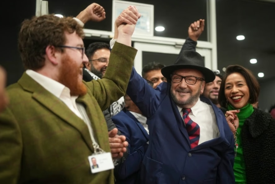 El ex diputado laborista ganó el escaño de Rochdale, en el norte de Inglaterra, el viernes durante las elecciones parciales británicas, tras una campaña inusualmente centrada en Gaza.