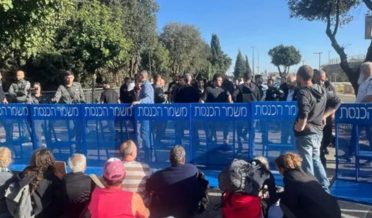 Familiares de presos israelíes protestan frente a la Knesset.
