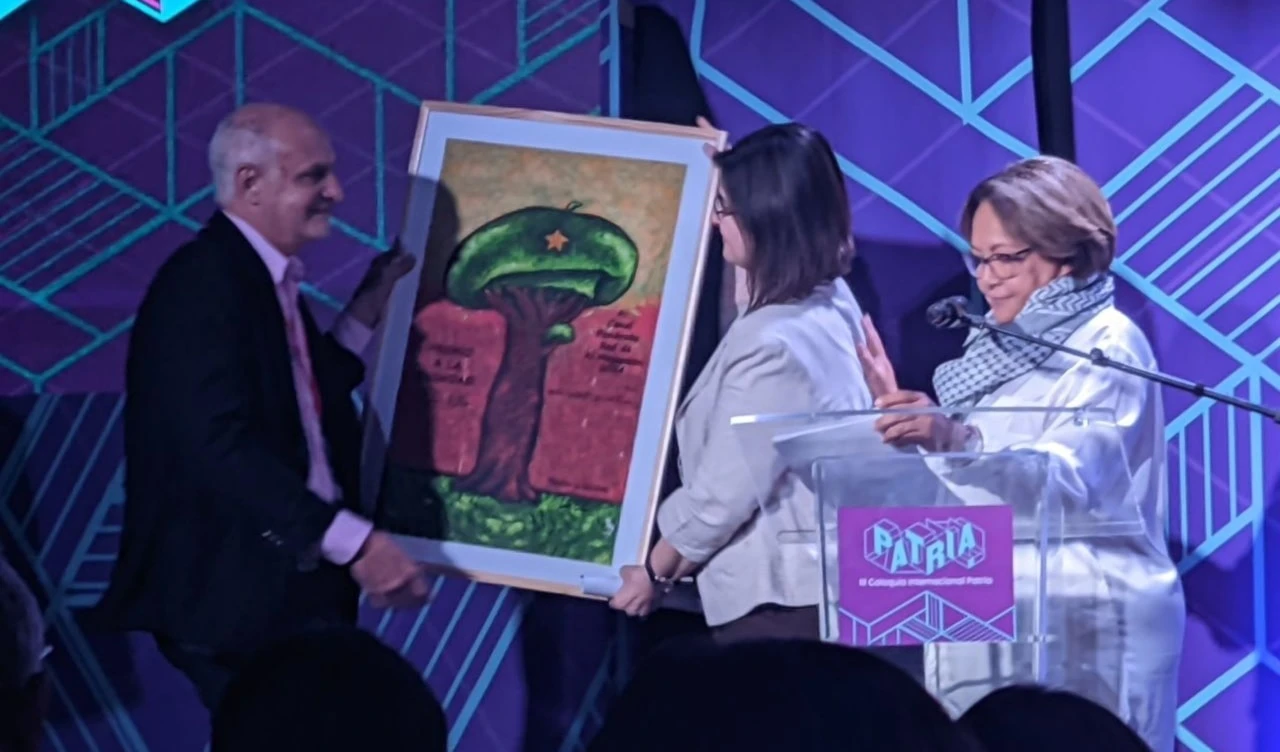 A nombre del presidente de Al Mayadeen, Ghassan Ben Jeddou, la asesora de este medio y especialista de América Latina, Wafica Ibrahim, recibió el galardón.