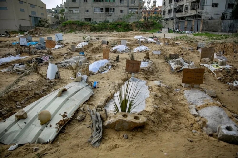 Tumbas poco profundas en un cementerio improvisado en un barrio residencial  de Gaza. 