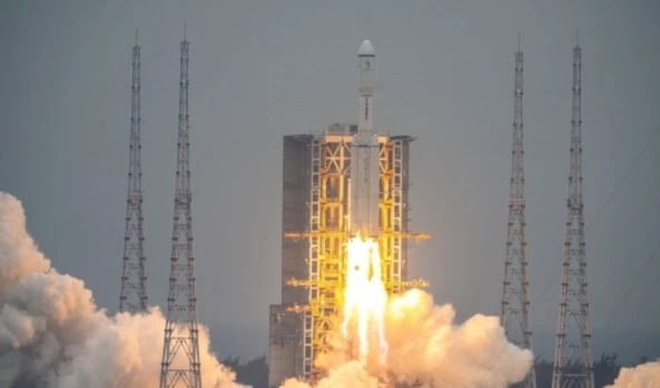 China lanza satélite para su misión a la cara oculta de la Luna. Foto: Bloomberg.