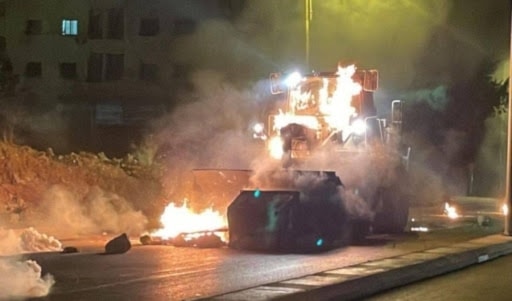 Una explosión impactante alcanzó una excavadora militar del ejército israelí en la calle de la vía férrea en Tulkarem.