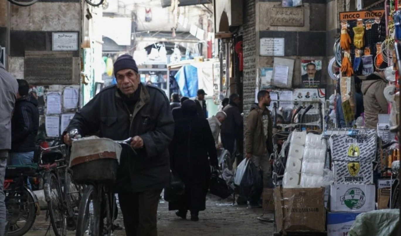 Las sanciones unilaterales impuestas a Siria por Occidente, encabezadas por Estados Unidos, estrangularon a los sirios en los últimos años, y profundizaron las crisis humanitaria, económica, social y de salud.