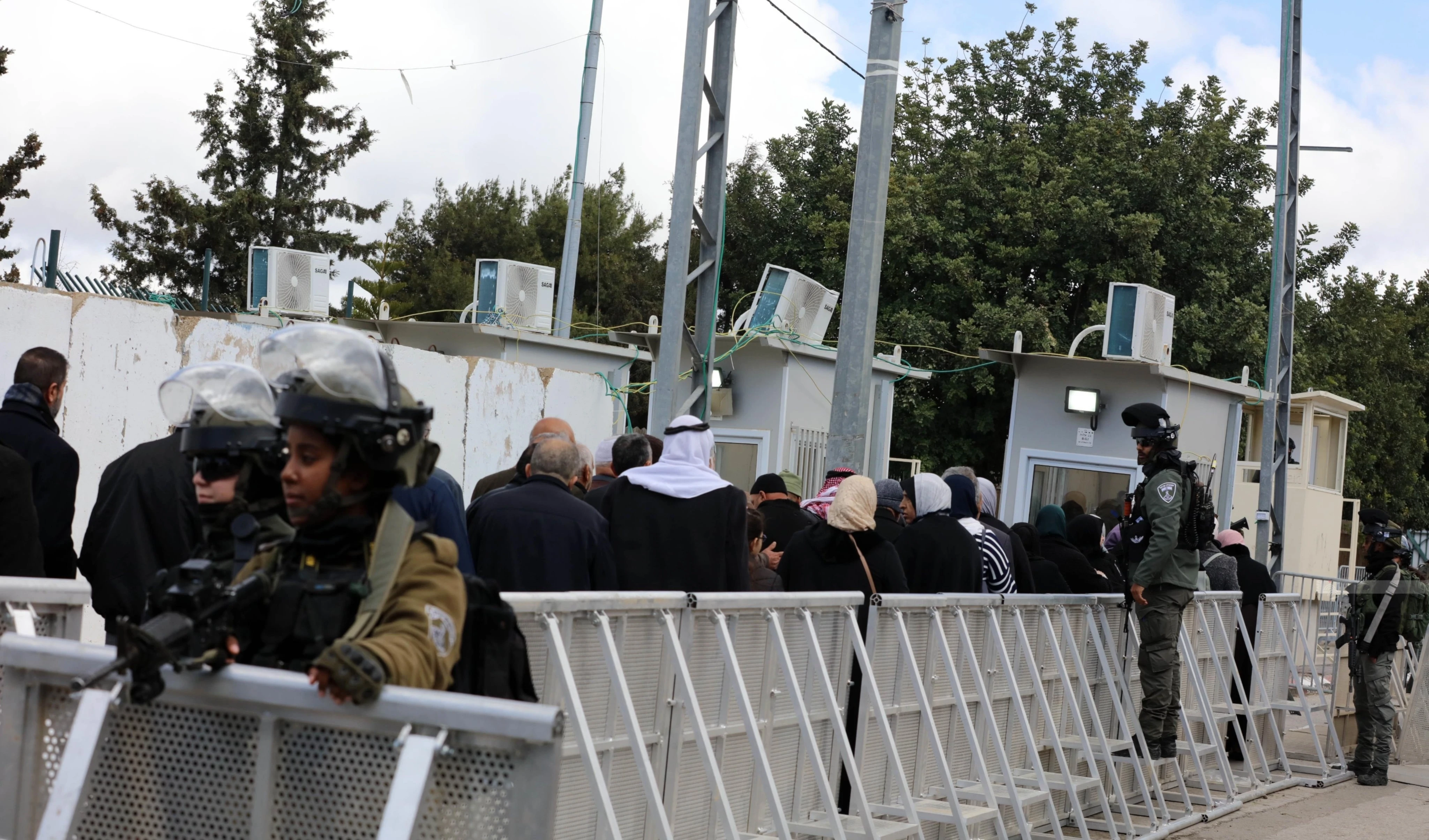 Extremas medidas de seguridad para acudir a los rezos del vierne en la Mezquita Al-Aqsa. Extremas medidas de seguridad para acudir a los rezos del vierne en la Mezquita Al-Aqsa.