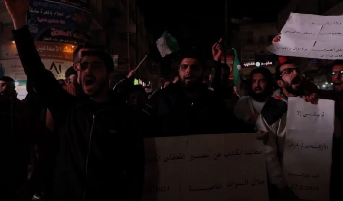 Los participantes corearon consignas que instan a la ejecución de Al-Goulani por los crímenes cometidos en las prisiones de su grupo terrorista.