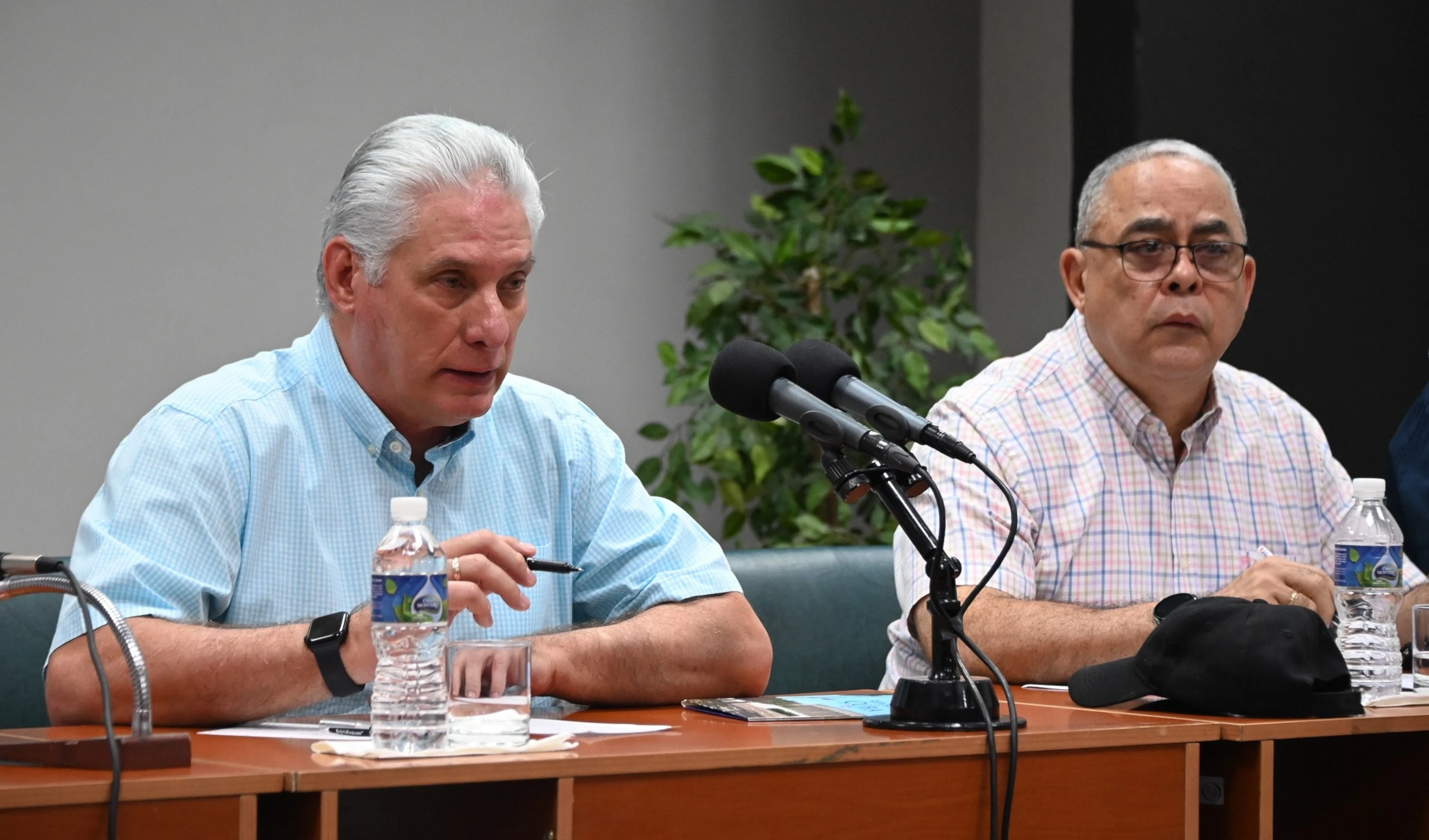 El presidente de Cuba, Miguel Díaz-Canel Bermúdez, analiza con los dirigentes del país y autoridades de la capital los daños ocasionados por las intensas lluvias.