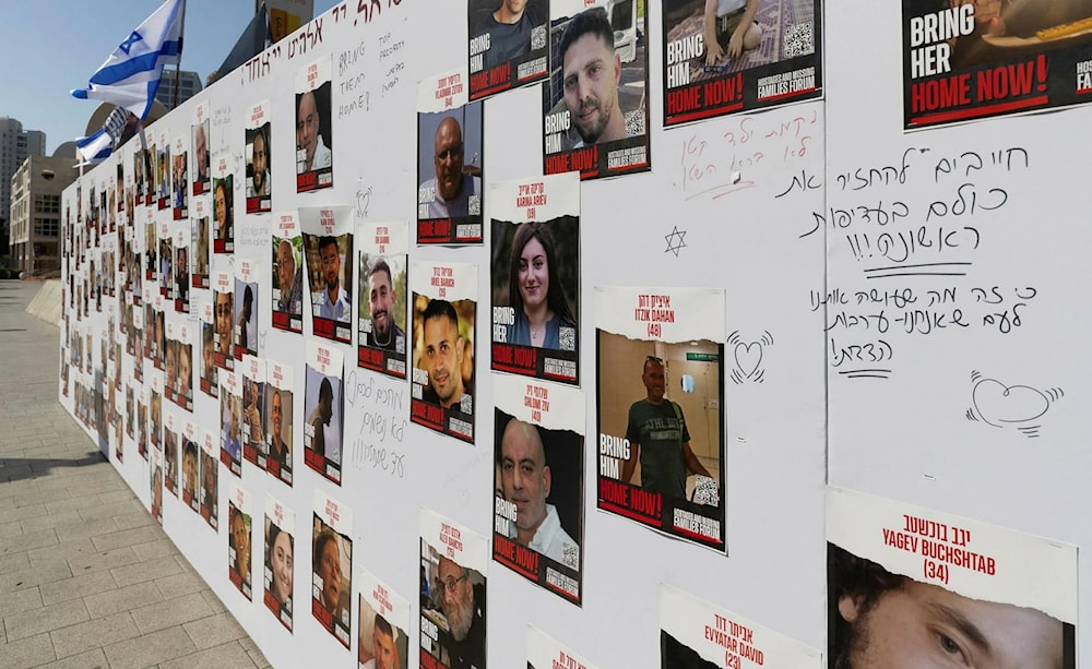 Un mural con las fotos de algunos prisioneros de la ocupación en manos de la resistencia palestina.