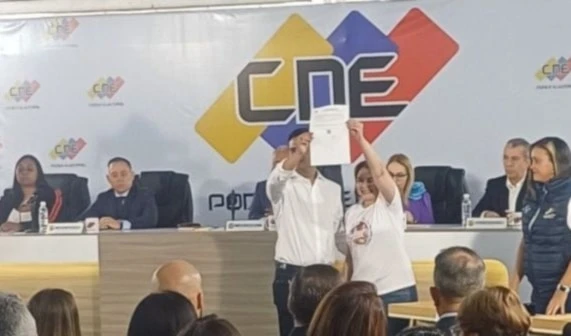 Representantes del nuevo movimiento político dieron su apoyo al candidato Maduro.