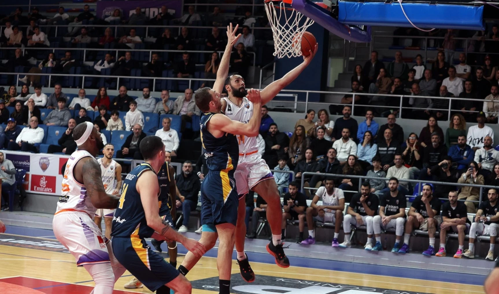 Beirut supera a líder Al Riyadi en baloncesto de Líbano. Beirut supera a líder Al Riyadi en baloncesto de Líbano.