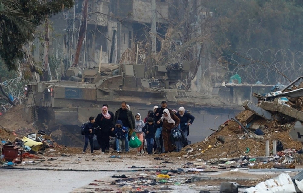 DEsplazados palestinos abandonaron sus hogares por la continua masacre israelí.