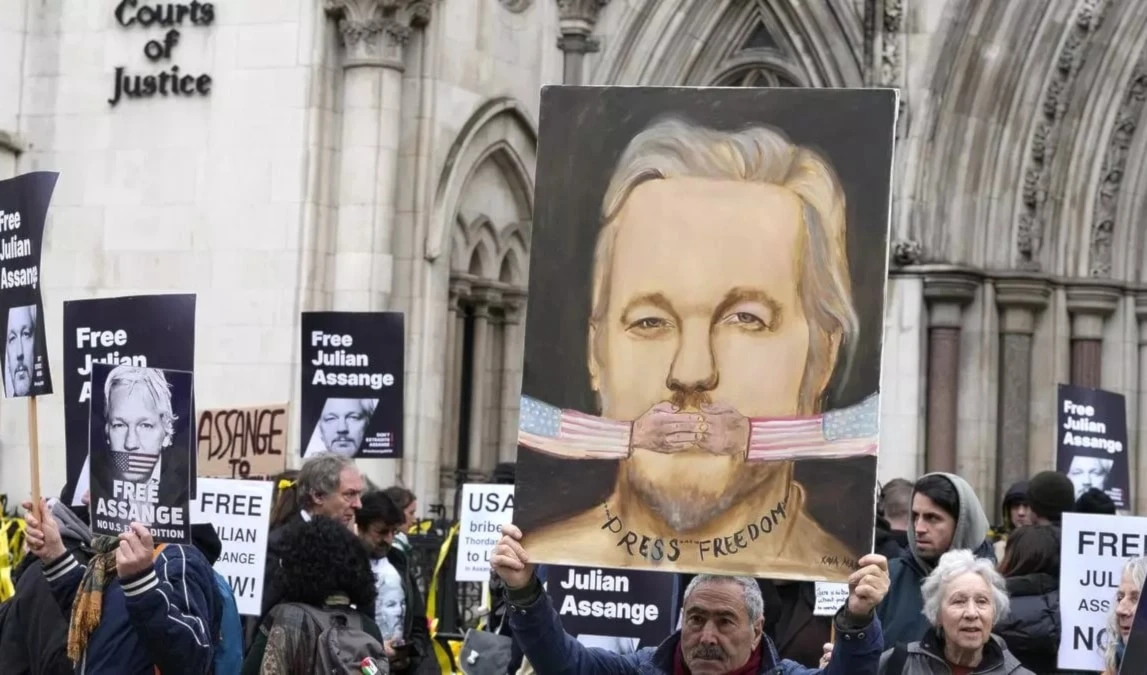 Seguidores de Julian Assange en las afueras de la corte de Londres donde se deliberó su caso. Seguidores de Julian Assange en las afueras de la corte de Londres donde se deliberó su caso.