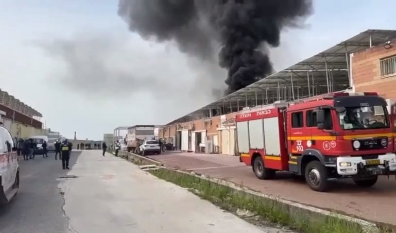 La respuesta de Hizbullah provocó un incendió en la fábrica israelí ubicada en el asentamiento de Kiryat Shmona. 