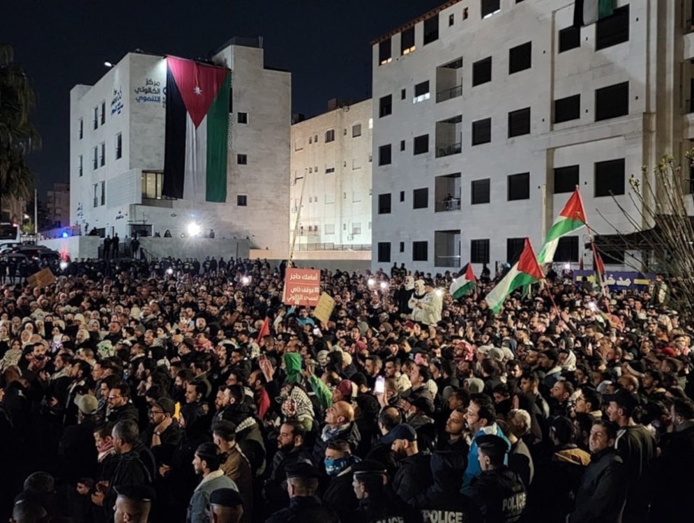 Masivas manifestaciones en Jordania rodean embajada de “Israel”.