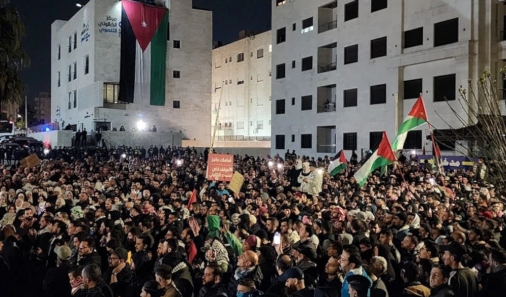 Masivas manifestaciones en Jordania rodean embajada de “Israel”.